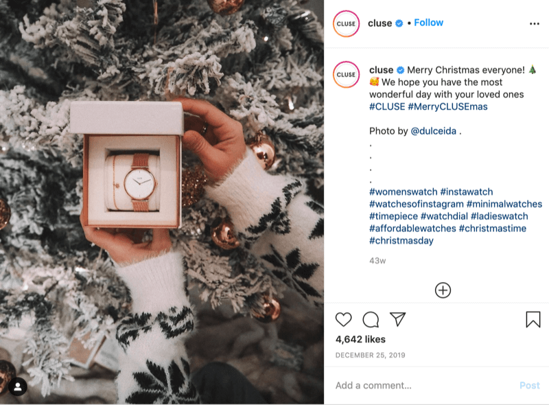 instagramový příspěvek od @cluse ukazující obrázek modelu se sněhovými vločkami, který drží hodinky před zasněženým stromem, od @dulceida s hashtagy #cluse a #meryclusemas