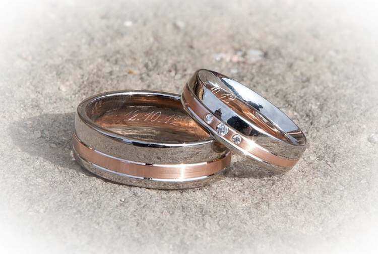 How to say snubní prsteny ve snu? Význam vidění snubních prstenů ve snu ...