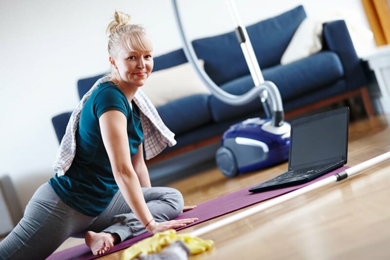 Při práci doma si můžete také udržovat kondici cvičením.