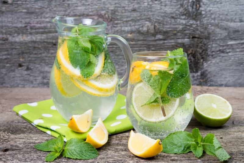 minerální voda s citronem uvolňuje žaludek