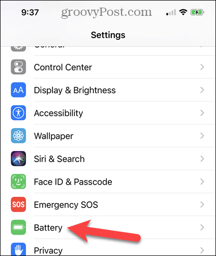 Na obrazovce Nastavení iPhone klepněte na Baterie.