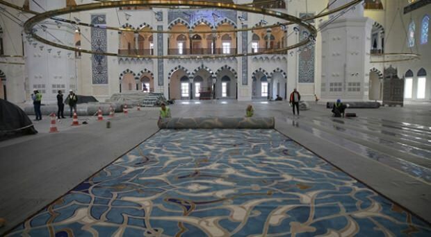 Byly položeny koberce mešity Çamlıca