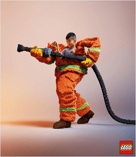 Toto je fotka z reklamy LEGO, která ukazuje mladého asijského chlapce v hasičské uniformě vyrobené z LEGO. Stejnokroj je oranžový s neonově zeleným pruhem kolem manžet kabátu a kalhot. Hasič stojí jednou nohou vzadu a drží hasičskou stříkačku, také vyrobenou z lega. Chlapcova hlava se objeví z horní části uniformy, která je mnohem větší než on, a zastaví se kolem ramen. Fotografie byla pořízena na prostém neutrálním pozadí. Logo LEGO se objeví v červeném rámečku vpravo dole. Talia Wolf říká, že LEGO je skvělým příkladem značky, která využívá emoce v reklamě.