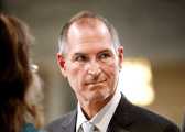 Steve Jobs rezignuje na pozici výkonného ředitele společnosti Apple