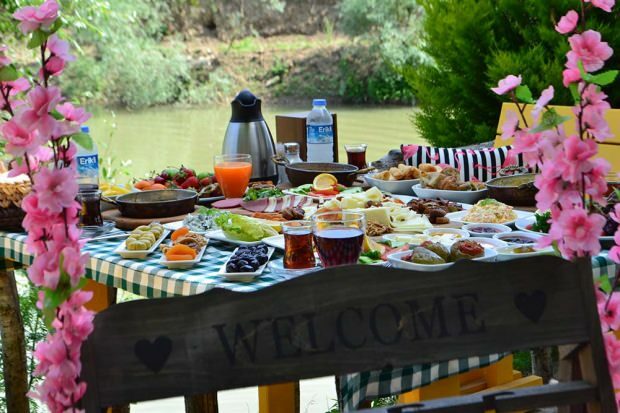 Kde je Flamingo Village? Jak jít? Flamingo vesnice cena snídaně