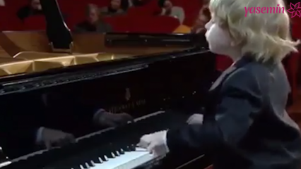 Ve chvíli, kdy malý pianista omdlí při vystupování!
