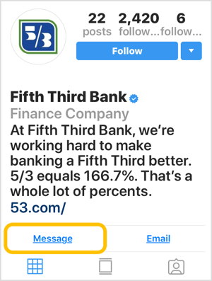 Instagramový profil banky s tlačítkem Zpráva s výzvou k akci.