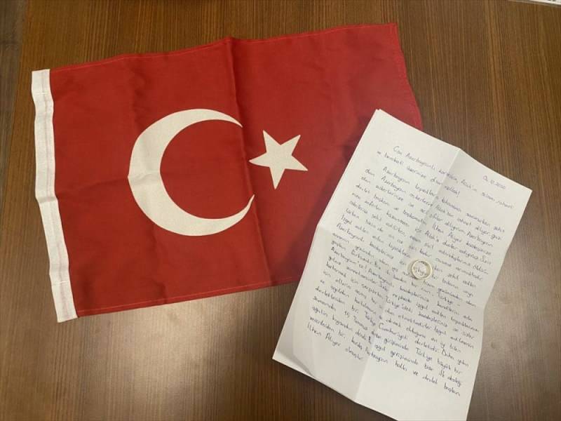 Pár učitelů poslal zásnubní prsten na podporu Ázerbájdžánu