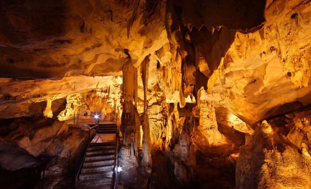 Výjevy z jeskyně Dupnisa
