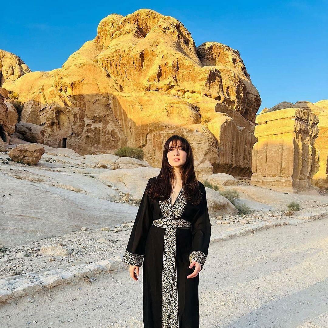 Burcu Özberk se v Jordánsku ukázala se svou novou image.