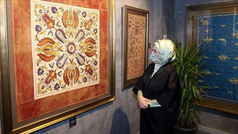 První dáma Erdoğan navštívila výstavu „Steh dotýká srdce“!