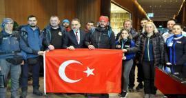 Slova chvály od zahraničních pátracích a záchranných týmů pro Turky: Celé dny spali na ulici!
