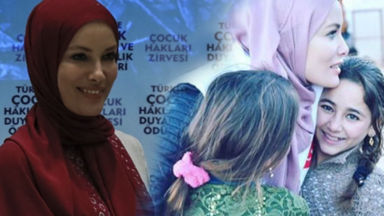 První fotografie od Gamze Özçelik, která vstoupila do hidžábu