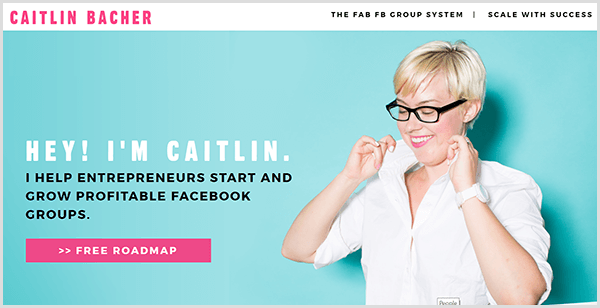 Web Caitlin Bacherové má zelenomodré pozadí s fotkou Caitlin, která si natahovala límec košile. Černý text říká, že hej, já jsem Caitlin a pomáhám podnikatelům začít a růst ziskovými skupinami na Facebooku.