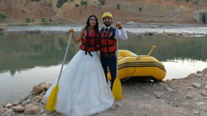 Bláznivý pár rafting s svatební šaty a ženicha