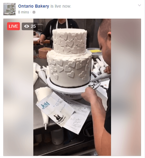 Toto živé vysílání umožňuje divákům vidět, jak pekárna zdobí svatební dorty.