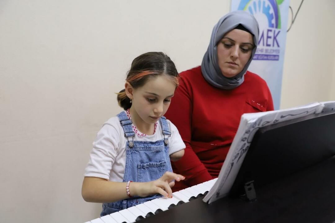 Zeynep, která se nenarodila s levou rukou, je podporována matkou.