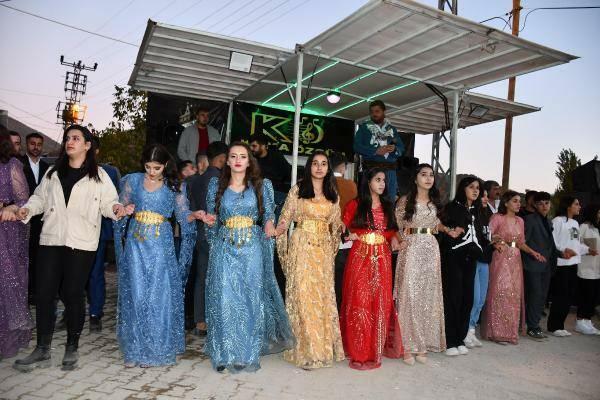 Na kmenové svatbě v Şırnaku se věšela kila zlata