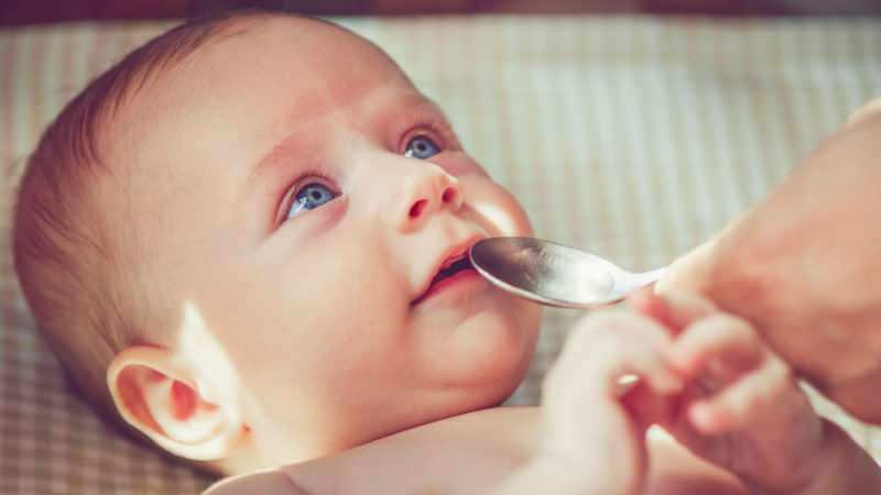 Mělo by se dítěti podávat voda kojencům s umělou výživou
