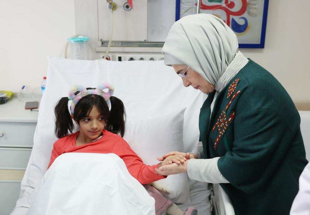 Emine Erdoğan navštívila oběti katastrofy