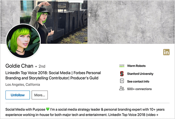 Toto je snímek obrazovky profilu Goldie Chan na LinkedIn. Je to asijská žena se zelenými vlasy. Na své profilové fotce má na sobě make-up, černý náhrdelník a černé tričko. Její slogan říká „LinkedIn Top Voice 2018: Social Media | Přispěvatel osobních značek a vyprávění příběhů Forbes | Producent's Guild “