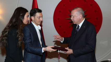 Místo určení Mesut Özil a Amine Gülşe bylo určeno