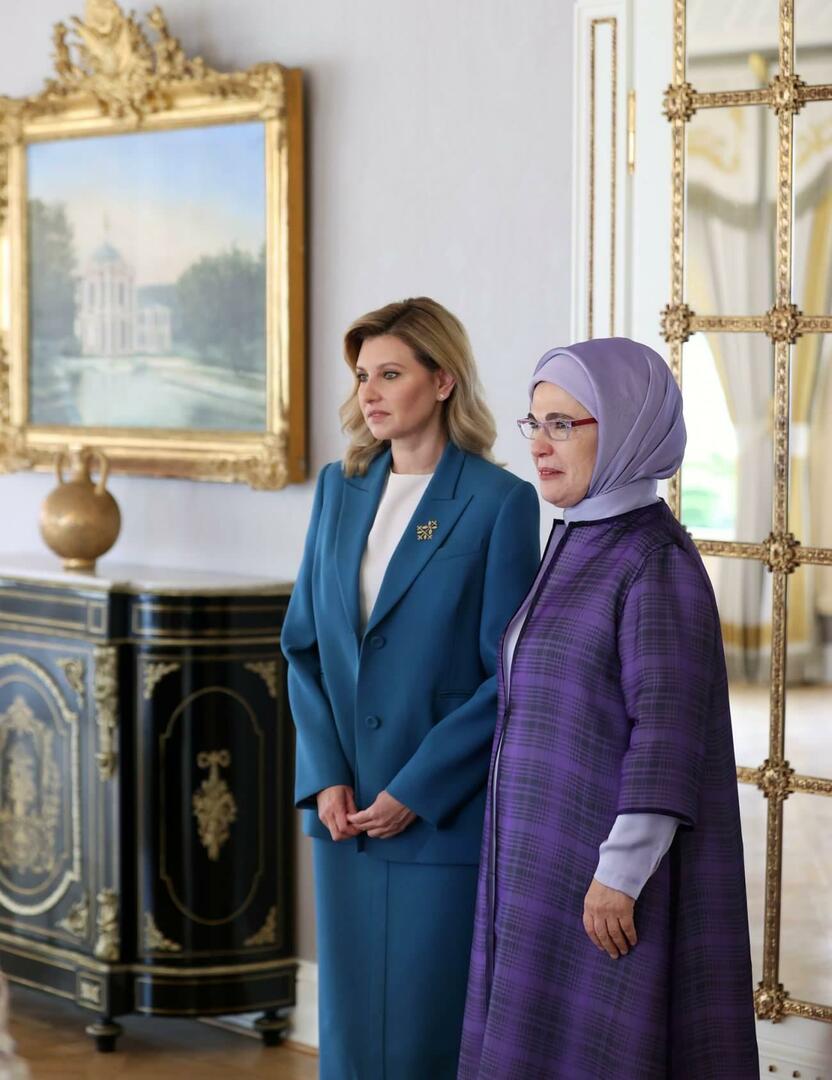 Emine Erdoğan hostila Olenu Zelenskou, manželku prezidenta Ukrajiny
