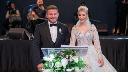 Bývalí soutěžící Survivor İsmail Balaban a İlayda Şeker na svatbě v Antalyi