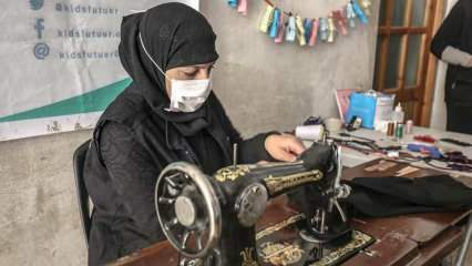 Oblečení opravené dobrovolnými krejčími z Idlibu se stalo pastvou pro děti