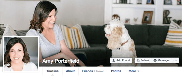 Amy Porterfield používá pro svůj osobní profil na Facebooku neformální obrázky, které by i nadále fungovaly v obchodních kontextech.