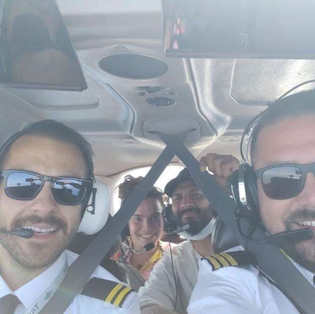 Pilot Ümit Erdim letěl na své první cestě slavnými jmény! Oğuzhan Koç a Demet Özdemir ...
