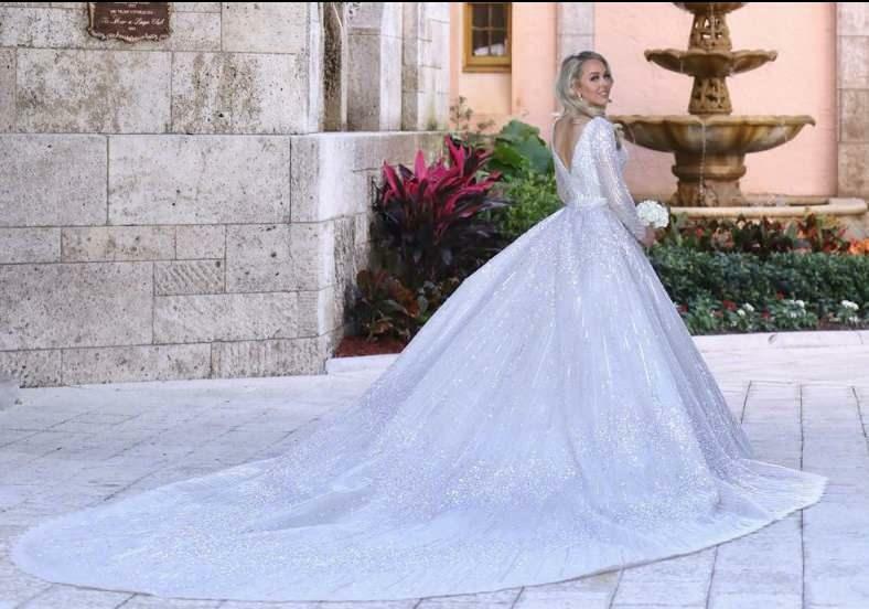 Velké oblibě se těšily dlouhé závojové svatební šaty Tiffany Trumpové