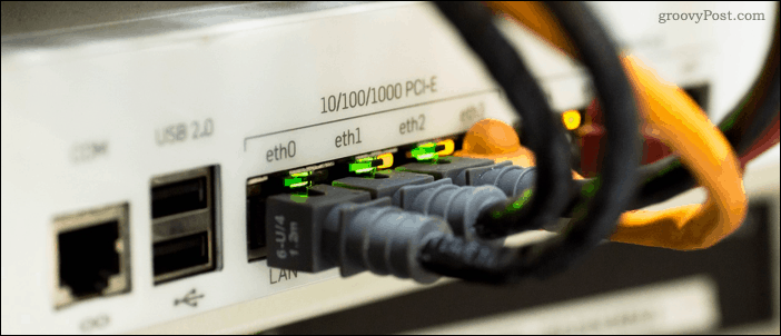 Ethernetové kabely zapojené do síťového přepínače