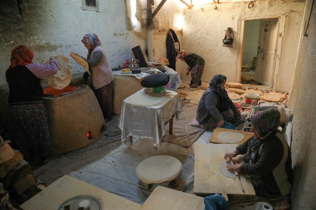 Ženy vyrábějící tandoorový chléb