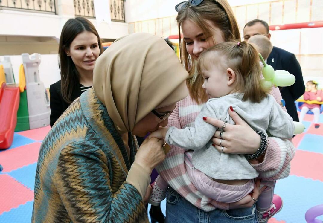 Emine Erdoğan se setkala s osiřelými dětmi přivezenými z Ukrajiny