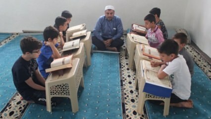 Imam Necmettin se zrakovým postižením učí děti Koran!