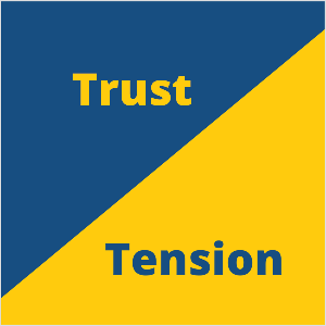 Toto je čtvercová ilustrace marketingového konceptu důvěry a napětí Setha Godina. Čtverec je modrý trojúhelník vlevo nahoře a žlutý trojúhelník vpravo dole. V modrém trojúhelníku, žlutý text říká Důvěra. Ve žlutém trojúhelníku modrý text říká Napětí.
