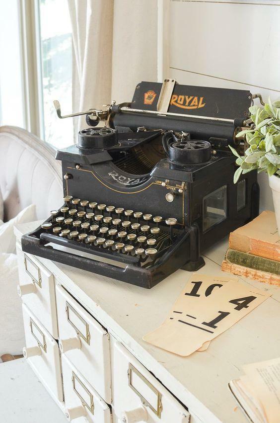 Použití psacího stroje v bytové dekoraci 