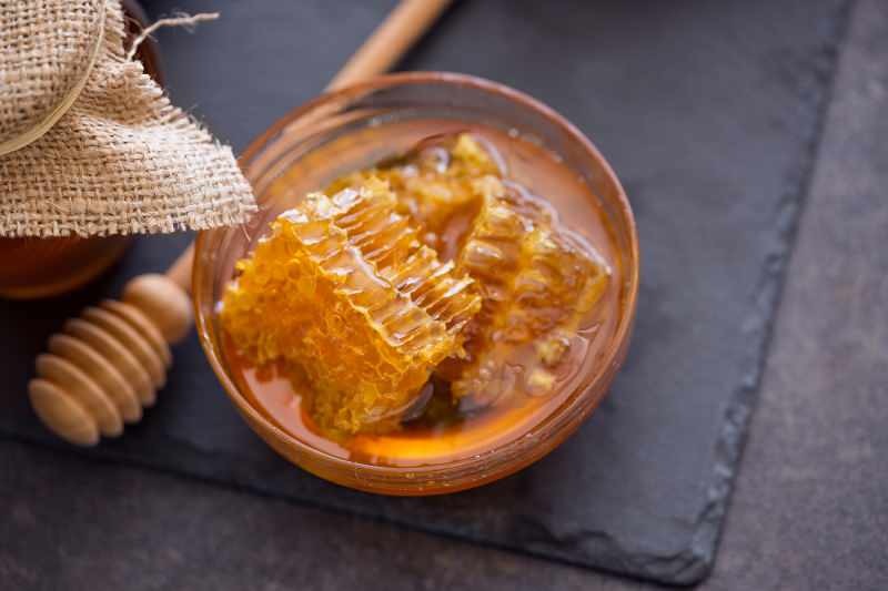 Co je med Manuka a jaké jsou jeho výhody? Vliv medu Manuka na léčbu rakoviny.