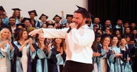 Sinan Akçıl vítr v Egejském moři! Slavný zpěvák se podělil o radost čerstvých maturantů