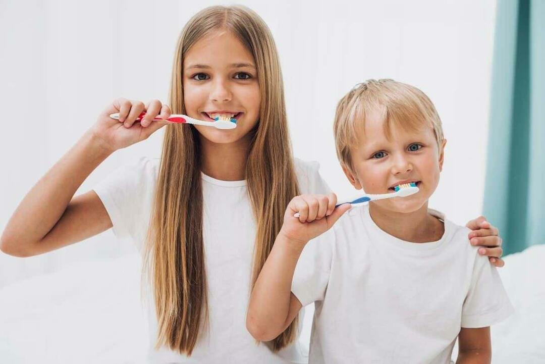Výběr správného zubního kartáčku a pasty 