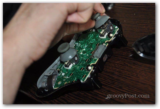 Změnit analogové palcové ovladače řadiče Xbox 360 sundat staré hole