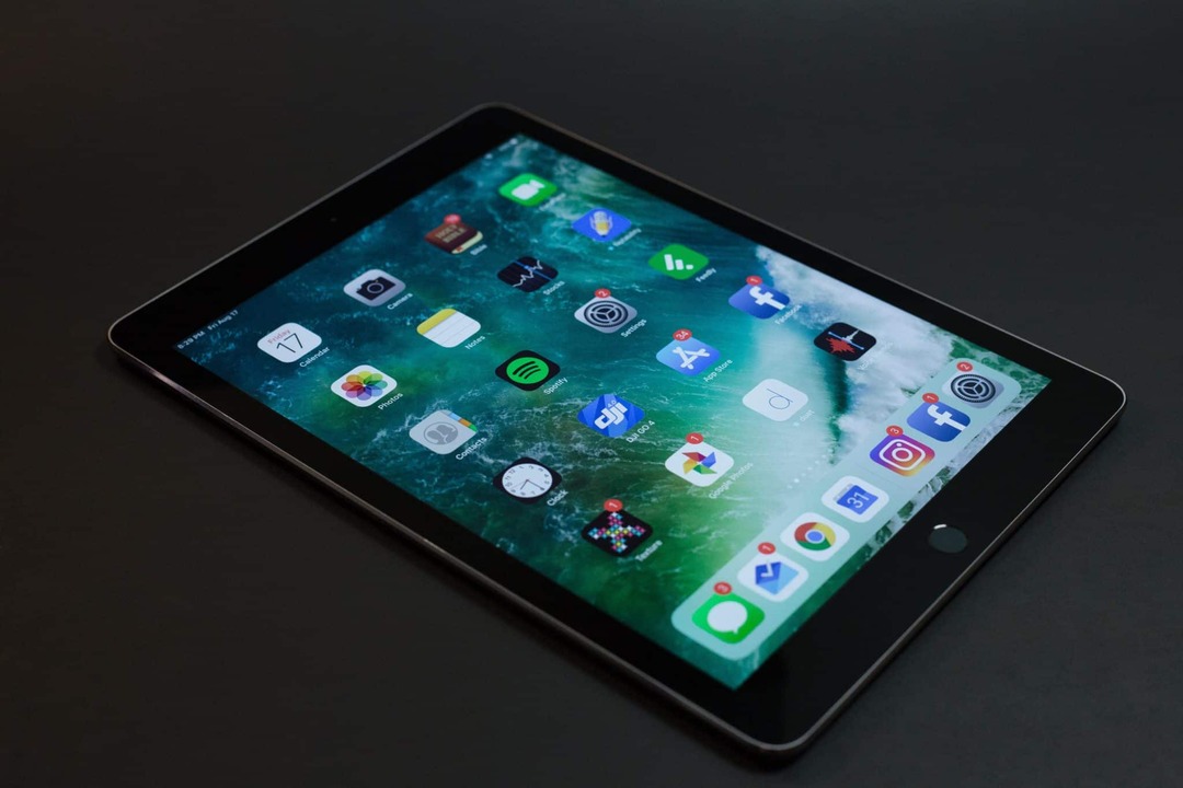 iPad na černém stole
