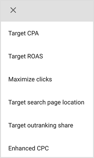 Toto je snímek obrazovky s nabídkou možností cílení v Google Ads. K dispozici jsou možnosti Cílová CPA, Cílová ROAS, Maximalizace počtu kliknutí, Cílové umístění na stránce vyhledávání, Cílový podíl vítězných zobrazení, Vylepšená CPC. Mike Rhodes říká, že možnosti inteligentního cílení v Google Ads využívají umělou inteligenci k vyhledání lidí se správným záměrem pro vaši reklamu.