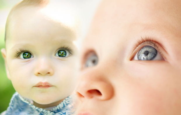 barva očí u kojenců