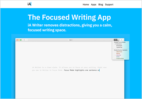 Tento obrázek je screenshotem propagační stránky pro aplikaci iA Writer. V bílé hlavičce nahoře se vlevo zobrazí logo iA. Vpravo jsou následující možnosti navigace: Domů, Aplikace, Blog, Podpora. Na jasně modrém pozadí jsou pak podrobnosti o aplikaci. Na modrém pozadí se zobrazí následující bílý text: „Aplikace Focused Writing iA Writer odstraní rozptýlení, které vám poskytne klidný a soustředěný prostor pro psaní. “ Pod tímto textem je video, kde někdo píše pomocí Aplikace iA Writer. V levém horním rohu rozhraní je nabídka možností pro režim ostření aplikace.