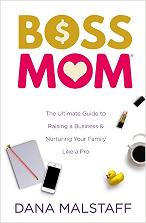 Toto je screenshot obálky knihy Boss Mom: The Ultimate Guide to Raising a Business & Nurturing Your Family Like a Pro od Dany Malstaffové. Slova v názvu se zobrazují žlutě a růžově. Znak dolaru se objeví uvnitř O ve slově Boss. Ve slově máma se uvnitř O objeví srdce. Obálka má bílé pozadí a pod nadpisem a sloganem jsou uspořádány poznámkový blok, iPhone, gumové duckie, šálek kávy a otevřená tuba růžové rtěnky.