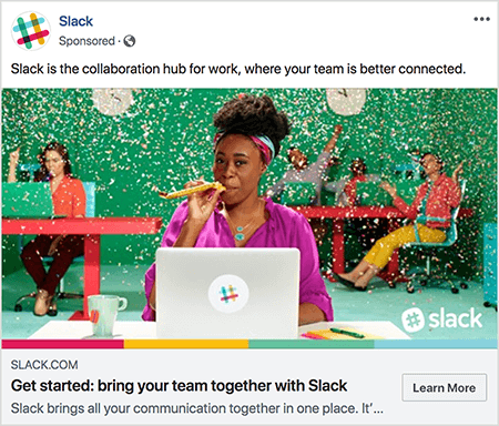 Toto je snímek obrazovky s reklamou na Facebooku pro Slack. Text reklamy říká: „Slack je centrem spolupráce pro práci, kde je váš tým lépe propojen.“ Na obrázku reklamy sedí černoška u stolu s šedým notebookem. Její vlasy jsou krátké a zadržovány barevnou čelenkou. Na sobě má fuschiovou blůzu a tyrkysový náhrdelník a fouká žlutým zvukařem. V pozadí sedí další lidé u psacích stolů a nosí barevné oblečení. Kancelář je vymalovaná jasně zelenou barvou a ze stropu padají konfety. Talia Wolf doporučuje použít do reklam takové fotografie, které ukazují syrové emoce.