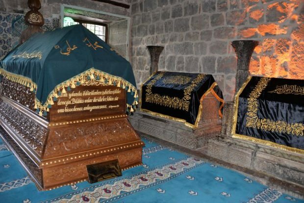 Diyarbakirské ženy se pletou do hrobů Proroků