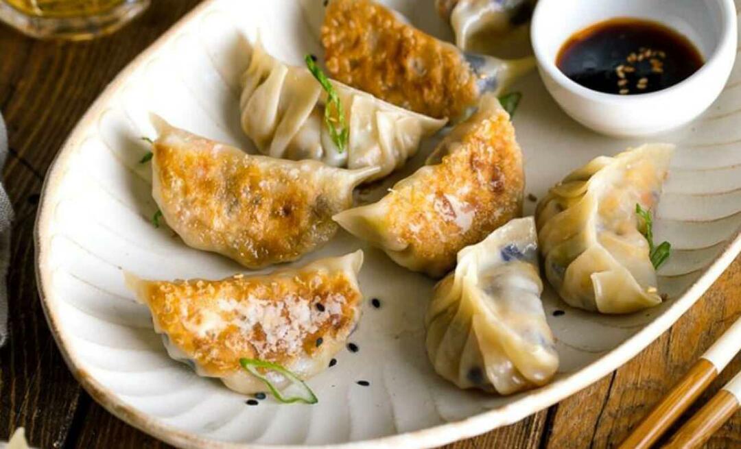 Jak vyrobit gyozu Jaký je recept na japonské ravioli gyoza? Tady jsou křupavé a šťavnaté ravioli...